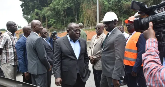 embellissement-de-luniversite-de-cocody-bacongo-senquiert-des-travaux