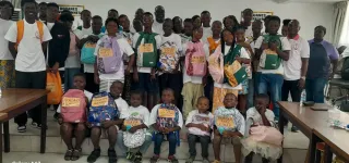 solidarite-en-action-la-promotion-des-douanes-2003-offre-des-kits-scolaires-aux-orphelins-de-leurs-collegues