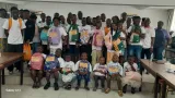 solidarite en action la promotion des douanes 2003 offre des kits scolaires aux orphelins de leurs collegues