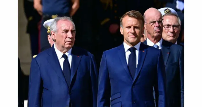 francois-bayrou-remet-sa-demission-a-emmanuel-macron