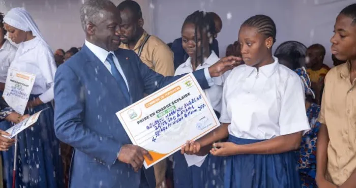 rentree-scolaire-2025-2026-a-yopougon-plus-de-6000-eleves-recoivent-des-prises-en-charge-scolaire