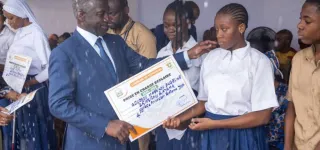 rentree-scolaire-2025-2026-a-yopougon-plus-de-6000-eleves-recoivent-des-prises-en-charge-scolaire