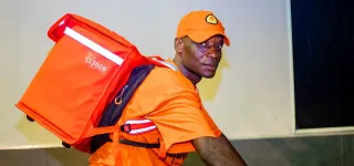 livraison-jusquau-petit-matin-une-aubaine-pour-les-jeunes-coursiers-ivoiriens