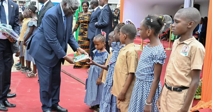rentree-scolaire-2025-2026-le-gouvernement-distribue-plus-de-4-millions-de-kits-scolaires
