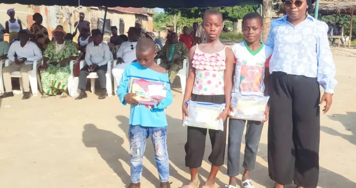 agneby-tiassa-des-kits-scolaires-remis-a-des-habitants-de-erimakoudje-2