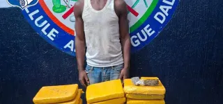 issia-un-dealer-prit-la-main-dans-le-sac-de-drogue-a-son-domicile