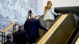 donald trump bloque dans un escalator a lonu la maison blanche appelle au renvoi du fautif