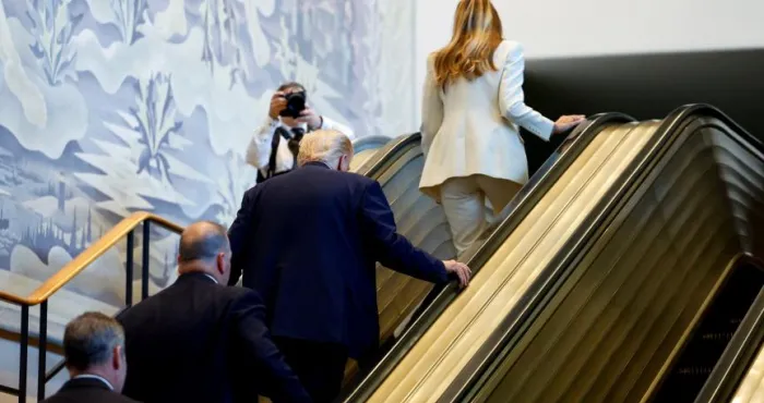 donald-trump-bloque-dans-un-escalator-a-lonu-la-maison-blanche-appelle-au-renvoi-du-fautif