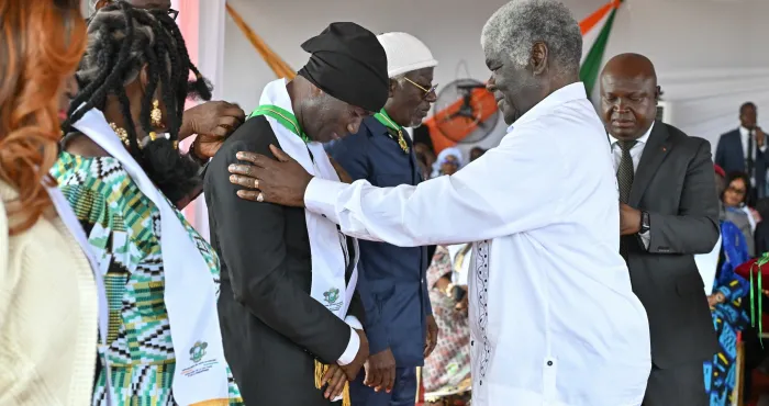 alpha-blondy-georges-momboye-fatou-sylla-et-20-autres-acteurs-culturels-decores-par-la-ministre-francoise-remarck