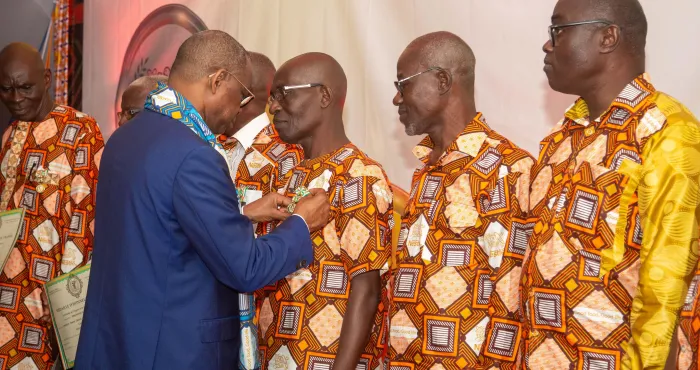 reconnaissance-du-merite-adama-camara-decore-266-employes-dune-entreprise-agroalimentaire