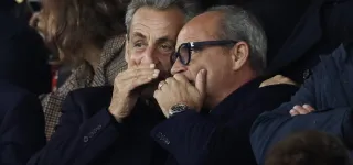 nicolas-sarkozy-dans-les-tribunes-du-parc-des-princes-pour-la-rencontre-psg-auxerre-apres-sa-condamnation-a-5-ans-de-prison