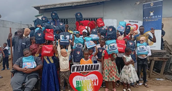 rentree-scolaire-des-enfants-handicapes-dabobo-recoivent-des-kits-scolaires