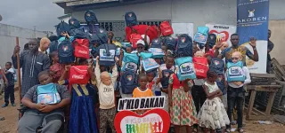 rentree-scolaire-des-enfants-handicapes-dabobo-recoivent-des-kits-scolaires