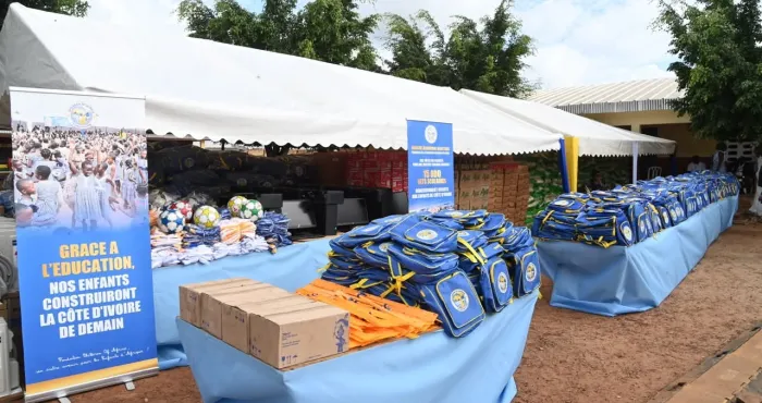 rentree-scolaire-2025-2026-la-premiere-dame-offre-des-milliers-de-kits-scolaires-a-daloa