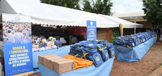 rentree-scolaire-2025-2026-la-premiere-dame-offre-des-milliers-de-kits-scolaires-a-daloa