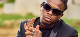 didi-b-felicite-himra-et-le-nargue-avec-sa-plaque-billboard-u-s