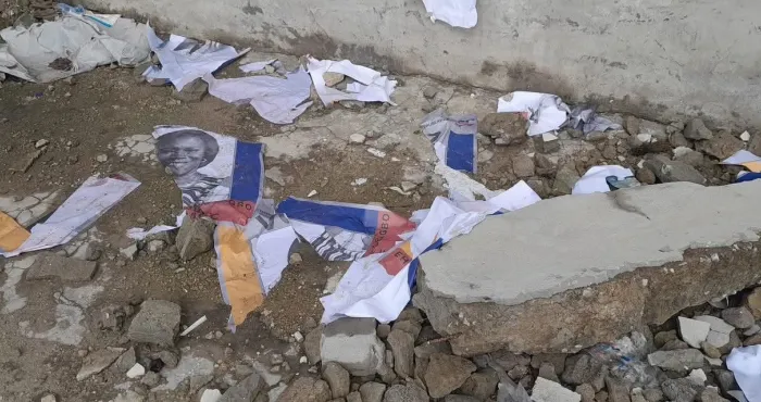 des-affiches-de-simone-ehivet-dechirees-a-songon