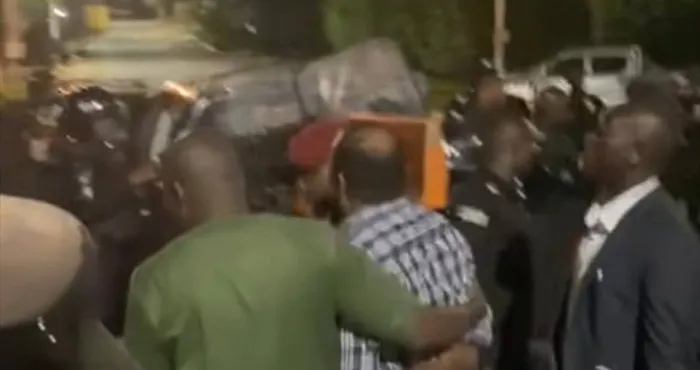 blocus-devant-sa-residence-affi-nous-sommes-dans-notre-pays-qui-est-un-pays-dinsecurite