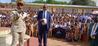 bonoua-la-prefete-nassou-sidibe-met-les-eleves-en-garde