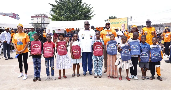 marcory-depistage-du-cancer-du-sein-suivi-de-don-de-600-kits-scolaires-par-laurent-tchagba