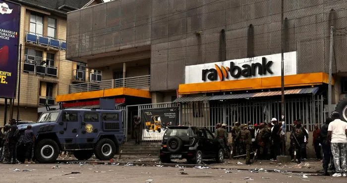 braquage-spectaculaire-a-lagence-rawbank-de-kinshasa-les-forces-speciales-congolaises-neutralisent-les-assaillants-et-liberent-les-otages