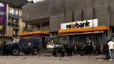 braquage spectaculaire a lagence rawbank de kinshasa les forces speciales congolaises neutralisent les assaillants et liberent les otages