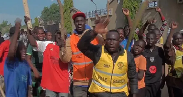 cameroun-des-populations-devant-le-domicile-dissa-tchiroma-pour-le-proteger-dune-eventuelle-arrestation
