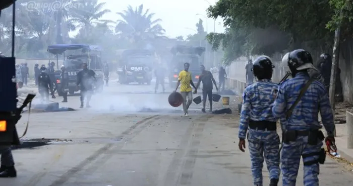 manifestations-a-linterieur-du-pays-le-siege-de-la-cei-locale-de-yamoussoukro-incendie