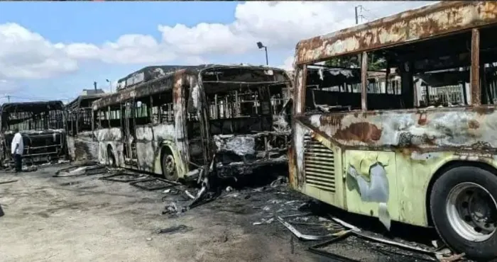 transport-urbain-un-incendie-ravage-treize-bus-a-la-sotra