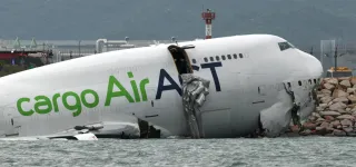 crash-dun-avion-cargo-a-laeroport-de-hong-kong-deux-personnes-tuees