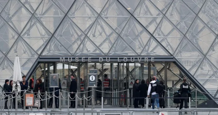 le-prejudice-du-cambriolage-du-louvre-evalue-par-le-musee-a-88-millions-deuros-soit-a-plus-de-57-milliards-f-cfa