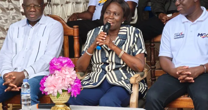 simone-ehivet-face-aux-electeurs-ma-solution-cest-daugmenter-le-nombre-demplois