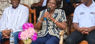 simone-ehivet-face-aux-electeurs-ma-solution-cest-daugmenter-le-nombre-demplois