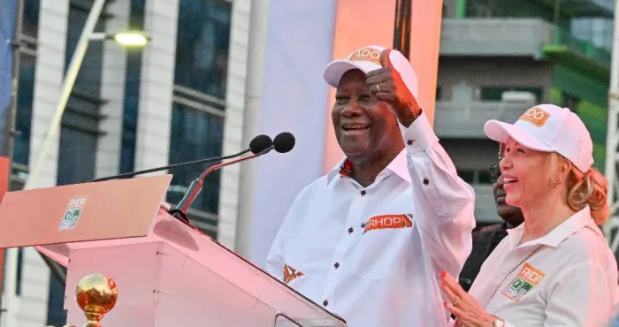 alassane-ouattara-face-a-ses-partisans-votez-ado-pour-une-grande-cote-divoire