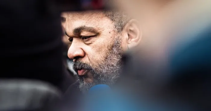 un-autre-spectacle-interdit-de-dieudonne-interrompu-par-la-gendarmerie-francaise