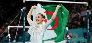 mondiaux-de-gymnastique-apres-lor-lalgerienne-kaylia-nemour-decroche-une-medaille-dargent-a-la-poutre