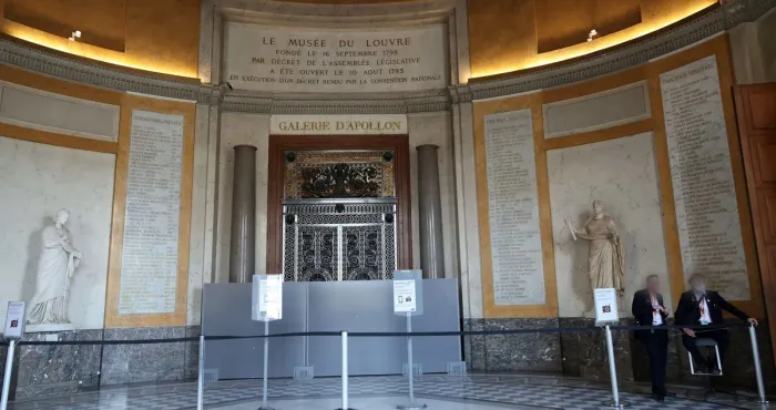 cambriolage-au-musee-du-louvre-deux-personnes-interpellees-et-placees-en-garde-a-vue