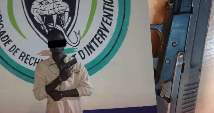 akouedo-un-braqueur-prit-la-main-dans-le-sac-en-pleine-action-par-les-elements-de-la-bri