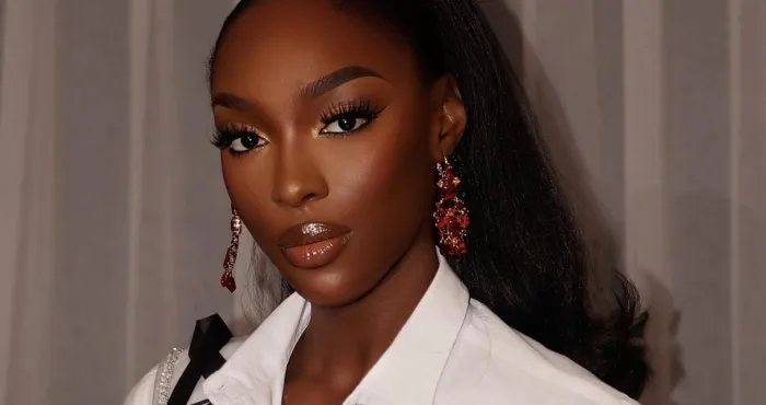 miss-univers-2025-olivia-yace-classee-dans-le-top-10-du-concours