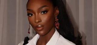 miss-univers-2025-olivia-yace-classee-dans-le-top-10-du-concours