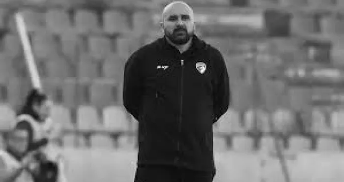 un-entraineur-meurt-dune-crise-cardiaque-en-plein-match-les-joueurs-seffondrent-sur-le-terrain