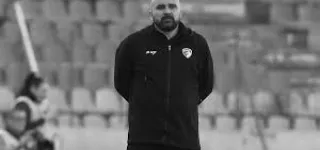 un-entraineur-meurt-dune-crise-cardiaque-en-plein-match-les-joueurs-seffondrent-sur-le-terrain