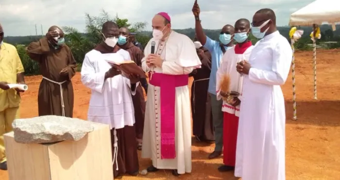 pose-de-la-premiere-pierre-de-la-grotte-mariale-de-leglise-catholique-dalepe