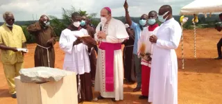 pose-de-la-premiere-pierre-de-la-grotte-mariale-de-leglise-catholique-dalepe