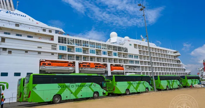 le-port-autonome-dabidjan-accueille-le-prestigieux-navire-de-croisiere-seven-seas-navigator