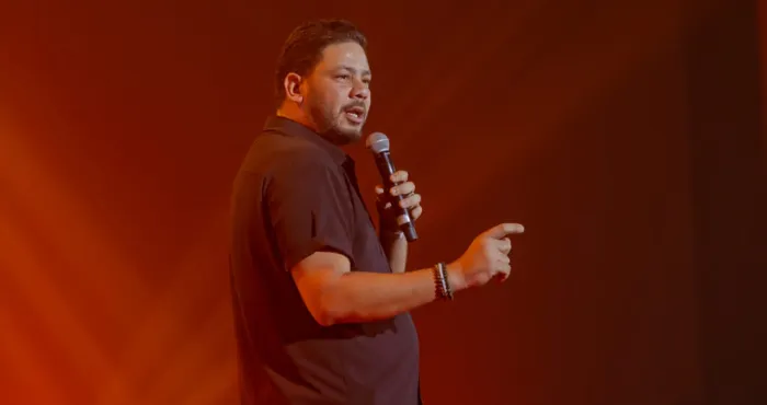 afrique-du-rire-2025-magistrale-spectacle-douverture-de-oualas-et-sa-bande-joyeuse