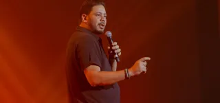 afrique-du-rire-2025-magistrale-spectacle-douverture-de-oualas-et-sa-bande-joyeuse