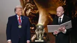 donald-trump-recoit-un-prix-de-la-fifa