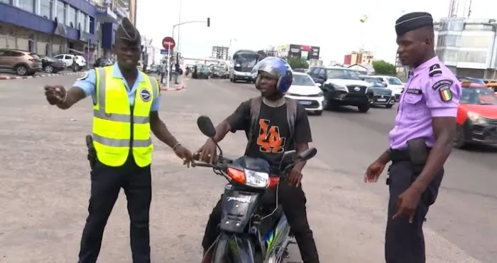 interdiction-des-motocyclistes-a-abidjan-la-decision-du-district-finalement-annulee