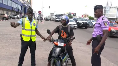 interdiction-des-motocyclistes-a-abidjan-la-decision-du-district-finalement-annulee